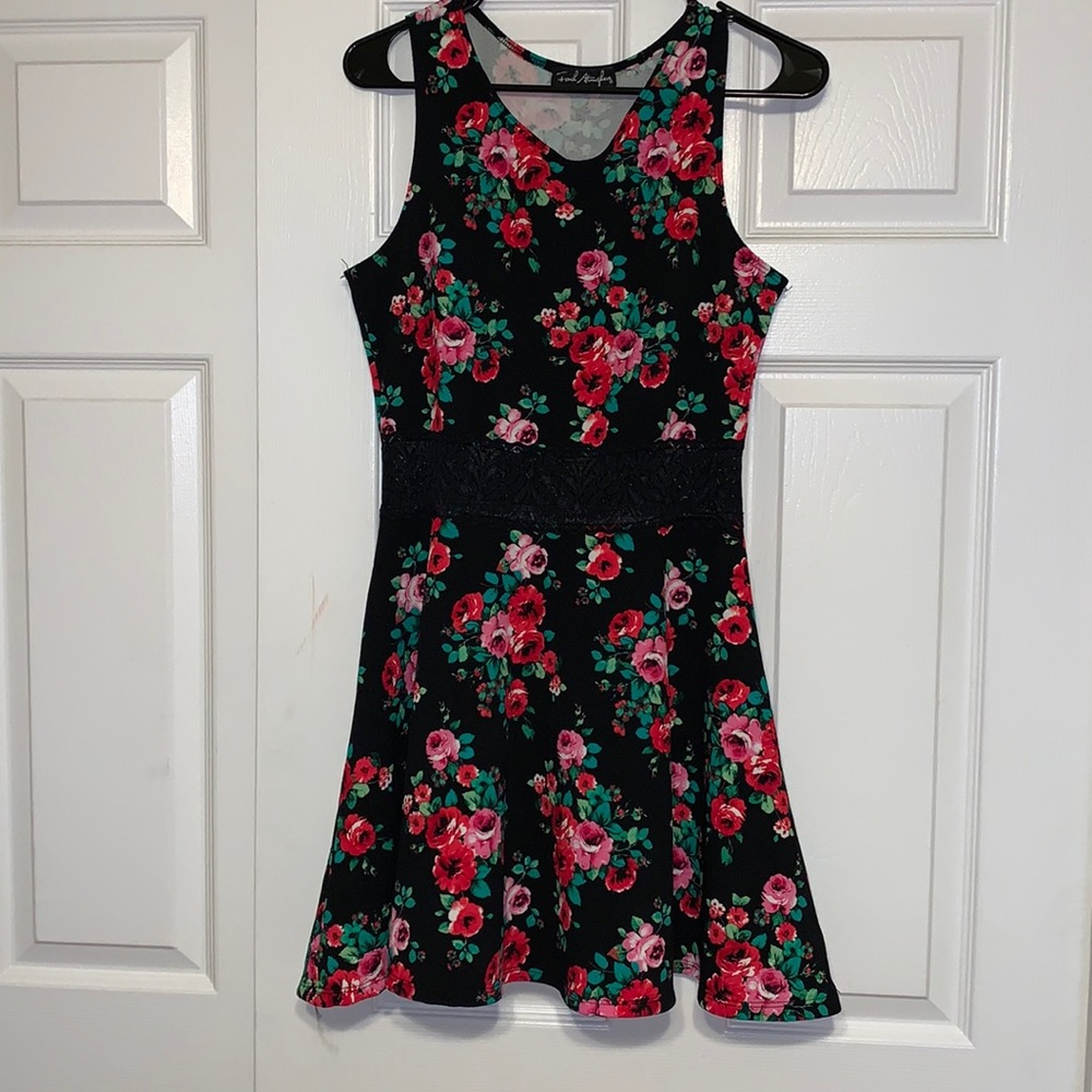 Only worn once summery elegant dress that is no longer needed in my closet